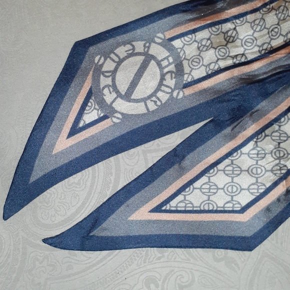 henri bendel Accessories - Henri Bendel neck scarf